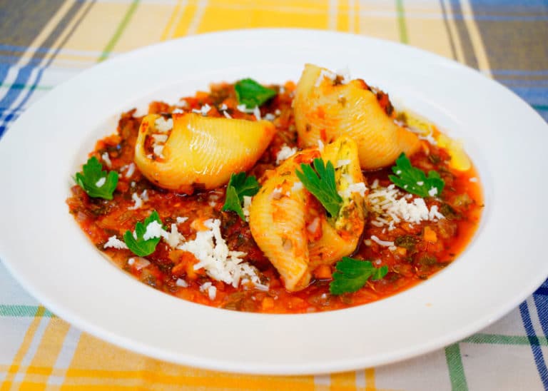 Паста лумакони с начинкой из сыра, яиц и зелени, запеченная в томатном соусе маринара фото