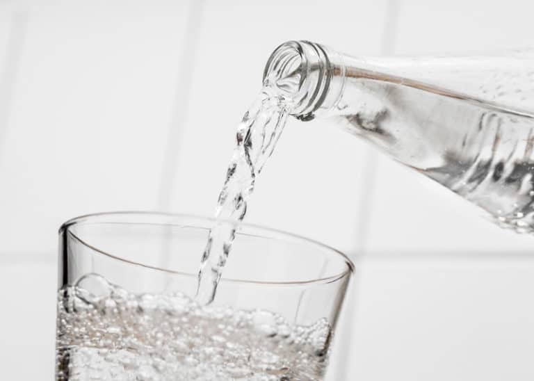 «Увлажняет» ли газированная вода тело точно так же, как и обычная? фото