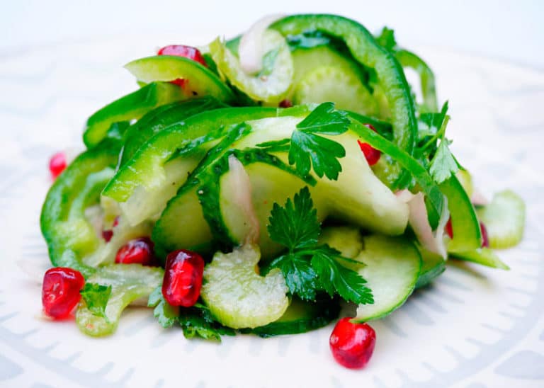 Салат с сельдереем, огурцами, петрушкой и зернами граната фото