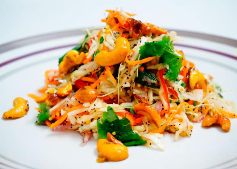 Капустный салат с заправкой из апельсинового сока, орешками кешью и карри от Йотама Оттоленги фото