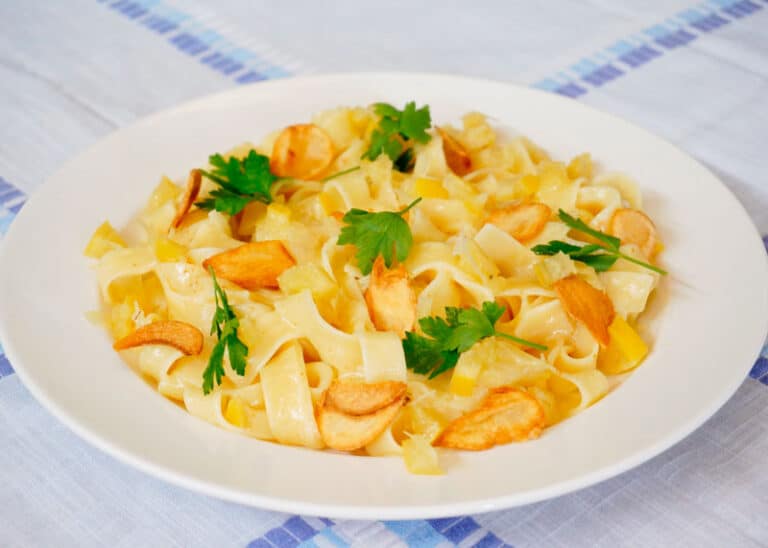 Феттучине с коричневым маслом, маринованными лимонами и чесночными чипсами фото