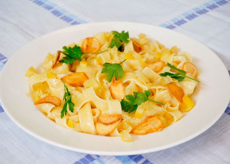 Фетучіні з коричневим маслом, маринованими лимонами та часниковими чипсами — фото страви