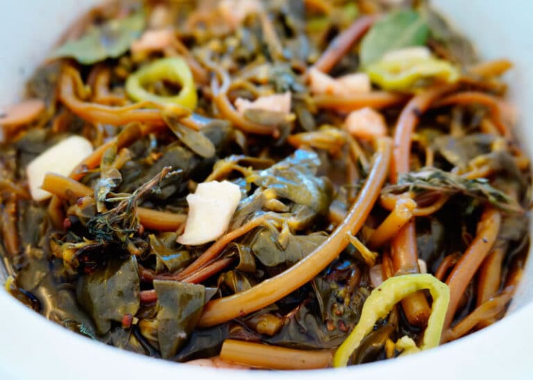 Портулак, маринованный с чесноком, кориандром и уксусом по-армянски фото