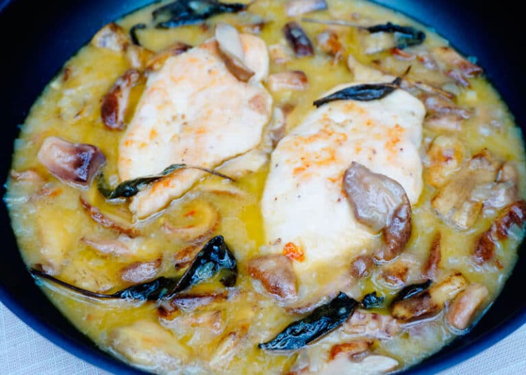 Жареная курица с соусом из белых грибов, марсалы и шалфея или «чикен марсала» фото