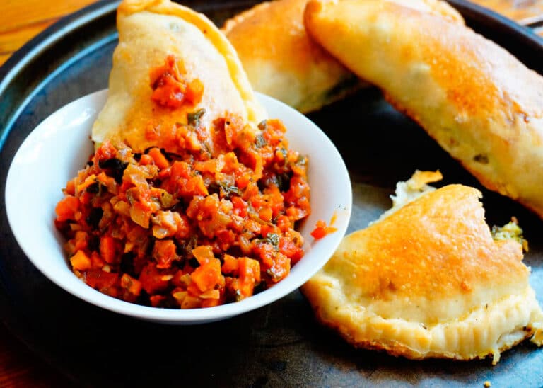 Кальцоне с начинкой из брокколи, базилика и моцареллы и соус маринара фото