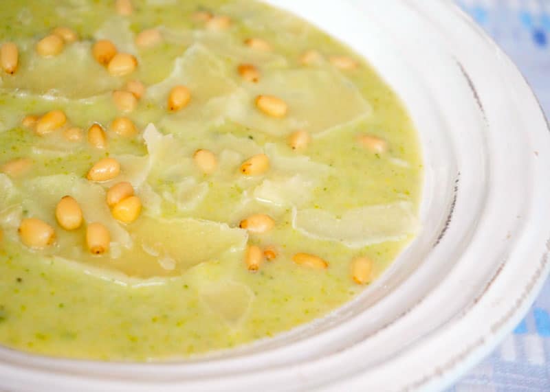 Суп из брокколи и белой фасоли фото