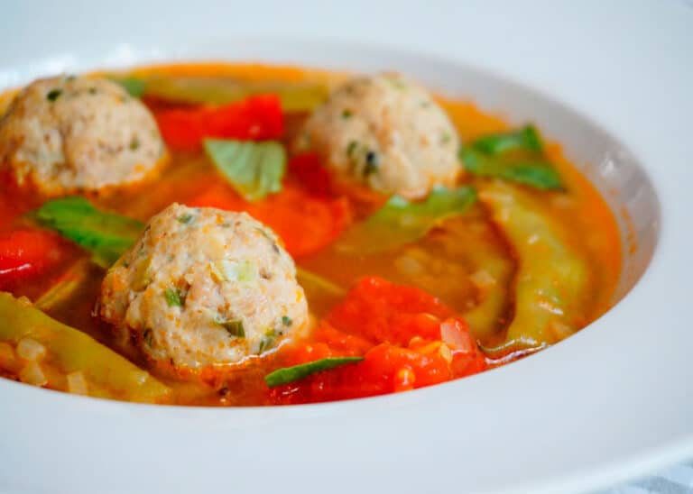 Рецепт Томатный суп с куриными полпетте фото