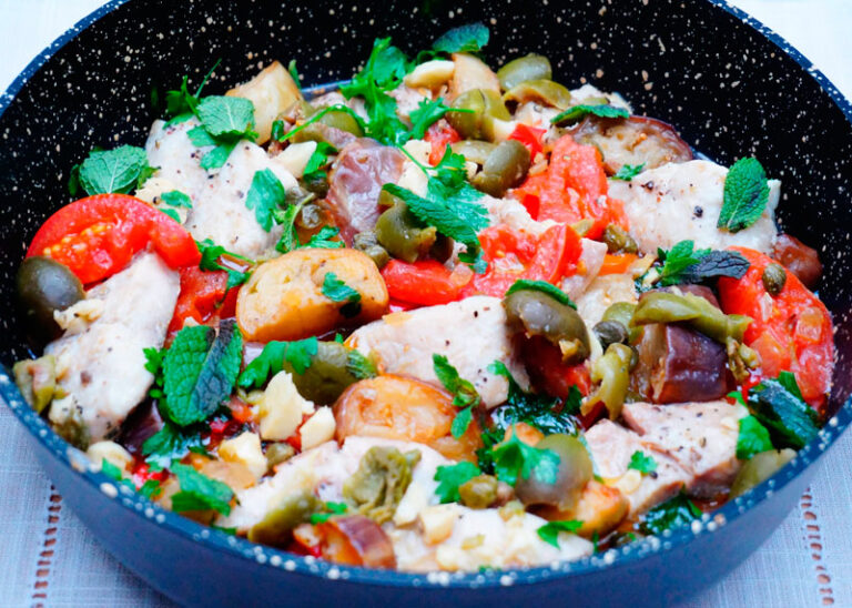 Рыба, тушенная с баклажанами, помидорами, чесноком и каперсами фото