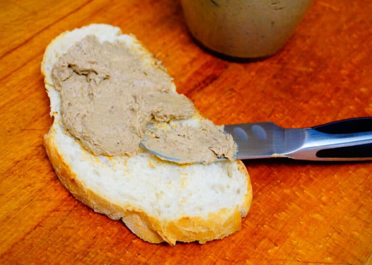 Паштет из утиной и куриной печени, фламбированных в коньяке, с пастернаком, желтком и дошабом фото