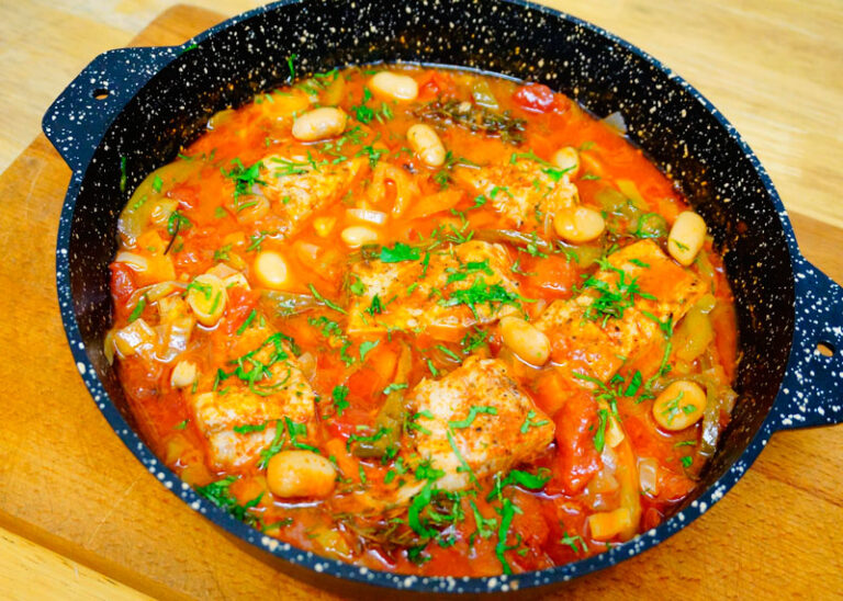 Рыба, тушеная со сладкими перцами, фасолью и помидорами фото