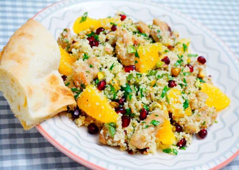 Салат из жареной курицы с кус-кусом, мятой и апельсинами в берберском стиле фото