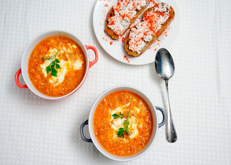 Чечевичный суп и тосты с каперсами фото