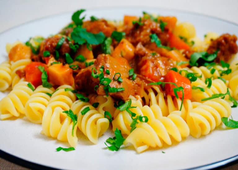 Яловичина, тушкована з пастернаком, червоною цибулею та вишневим пивом фото
