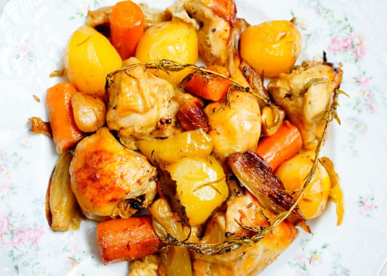 Конфи из цыпленка, картофеля, моркови, лука шалот и чеснока в оливковом масле фото