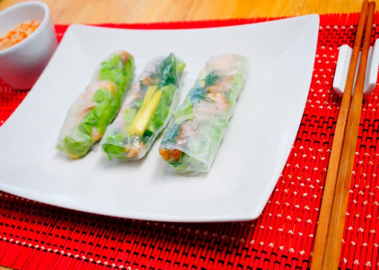 Вьетнамские рисовые блинчики с рыбой, куркумой, свежими овощами и зеленью фото