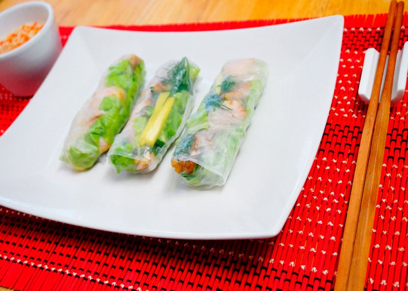 В’єтнамські рисові млинці з рибою, куркумою, свіжими овочами та зеленню — фото страви