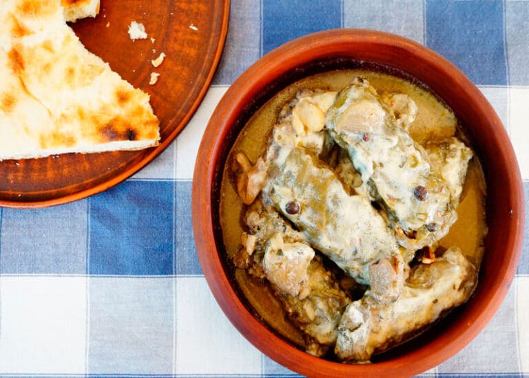 Греческая капустная долма с мясом и рисом в яично-лимонном соусе, или «лаханодолмадес авголемоно» фото