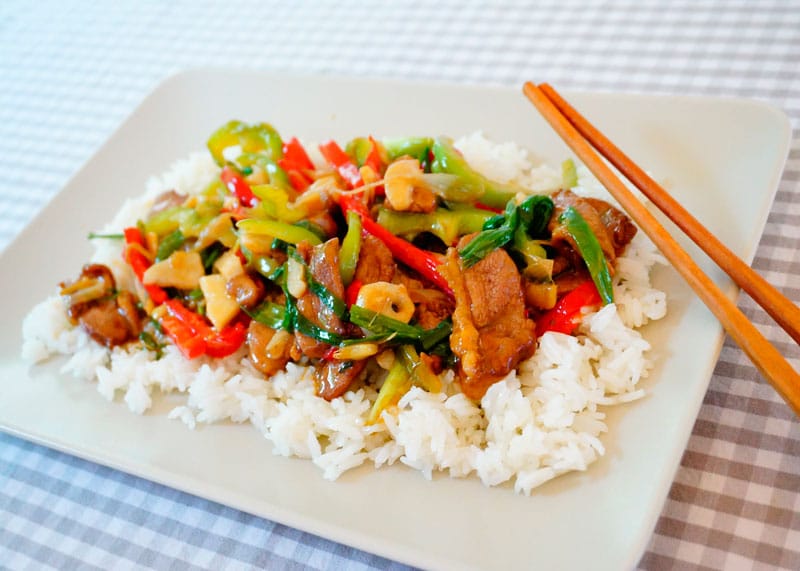 Быстро обжаренные кусочки утки фото