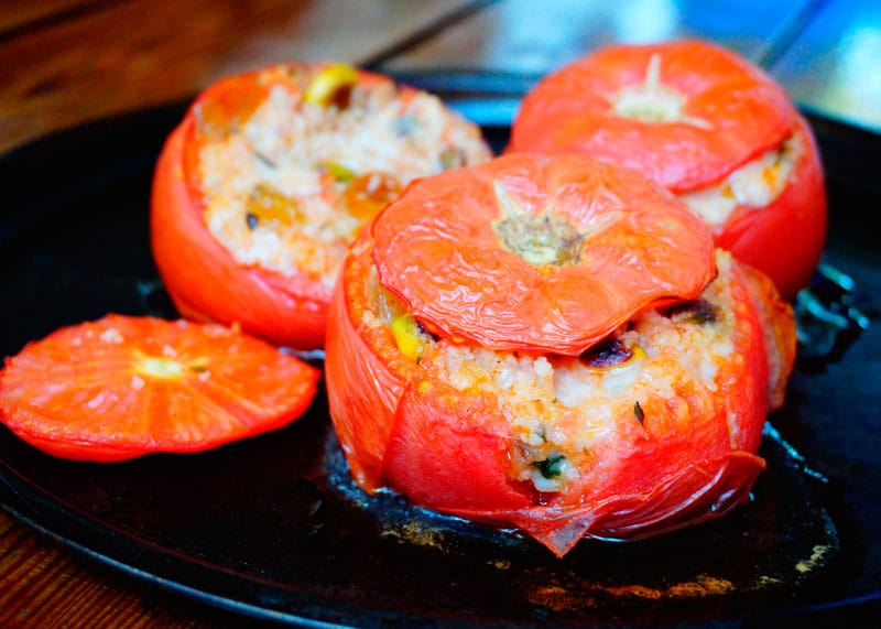 Помідори, запечені в духовці з начинкою з кус-кусу, родзинок, чебрецю, фісташок і моцарели — фото страви