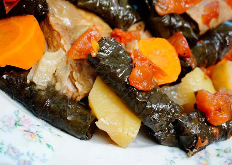 Варак давалі, або виноградне листя з начинкою з яловичини та кускусу по-палестинськи фото