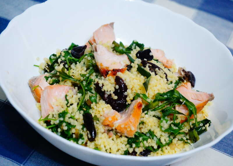Теплый салат из кускуса с лососем, рукколой, зеленым чесноком и кунжутным маслом фото