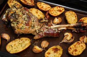 Баранья лопатка, запеченная с чесноком, розмарином и лимоном от Джейми Оливера фото