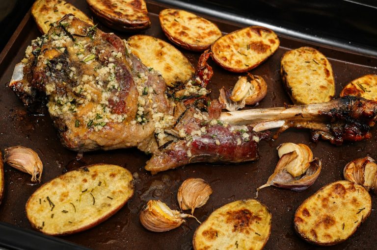Баранья лопатка, запеченная с чесноком, розмарином и лимоном от Джейми Оливера фото
