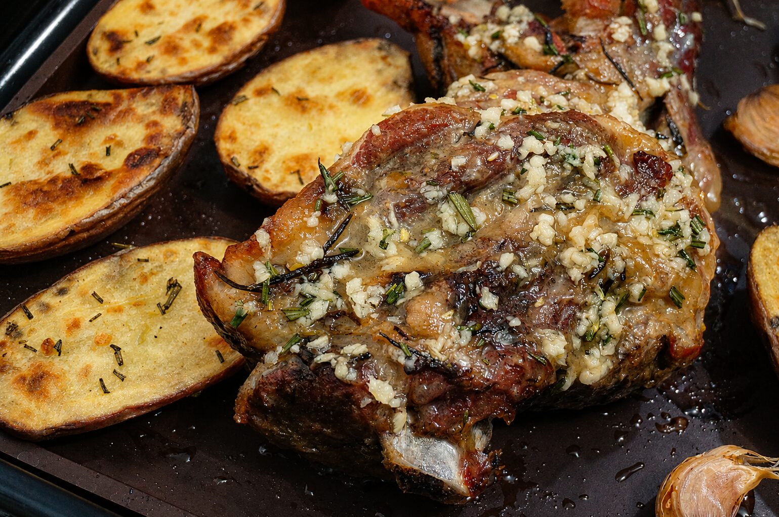 Запеченная баранья лопатка с картофелем