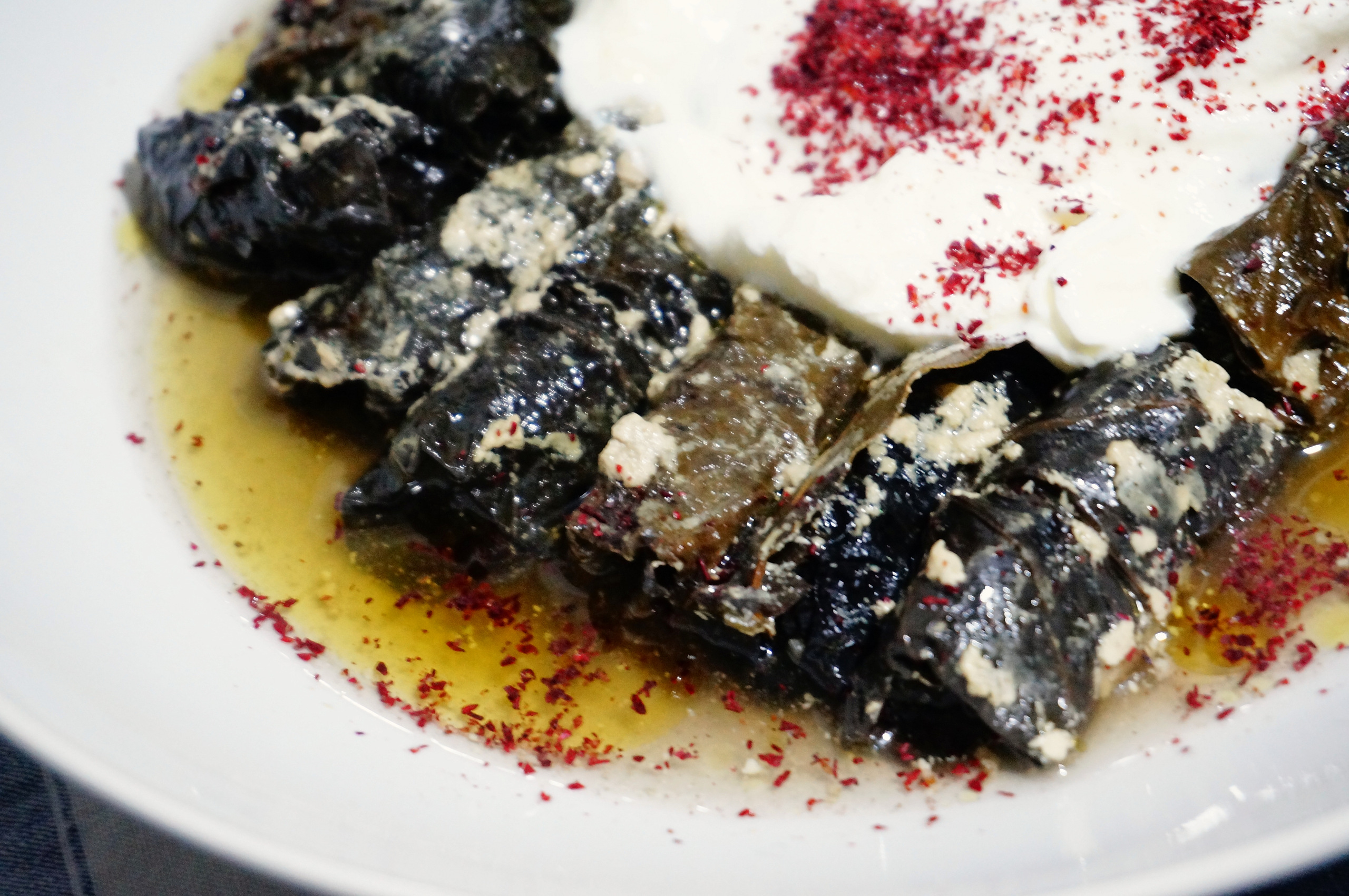 Долма с индейкой, булгуром, кинзой и сумахом крупным планом