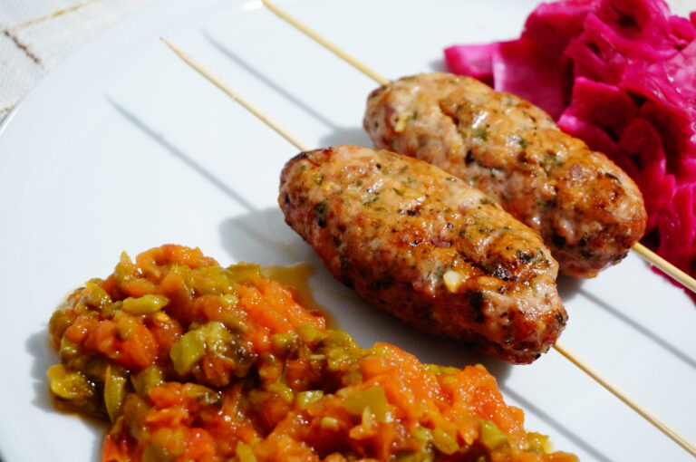 Кебаб из индейки с петрушкой и кориандром, соусом из печеных помидоров и сладких перцев