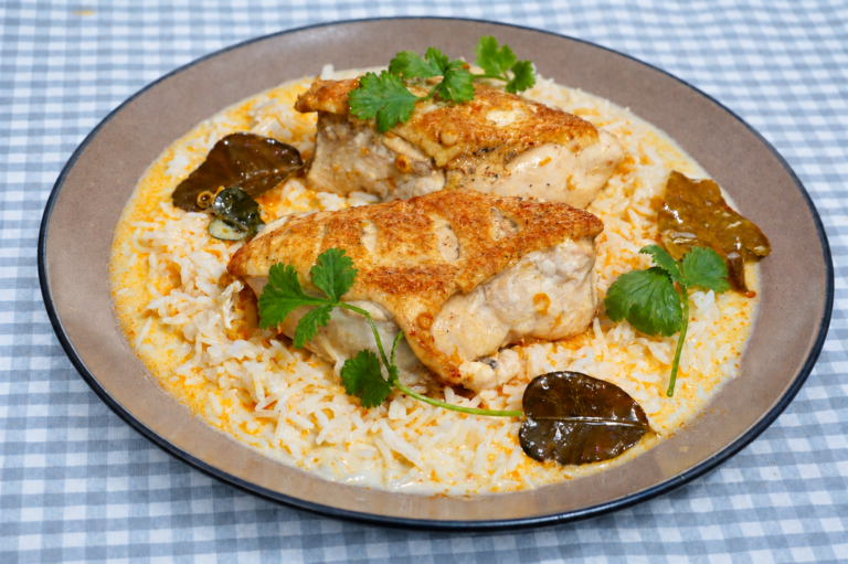 Жареная куриная грудка в соусе из красного карри и кокосового молока – из тайских записок