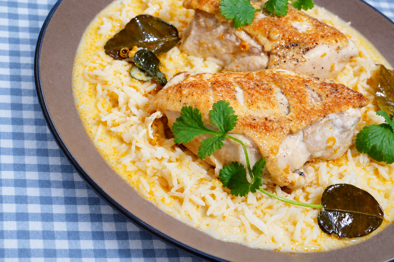 Жареная куриная грудка в соусе из красного карри и кокосового молока с рисом — крупный план