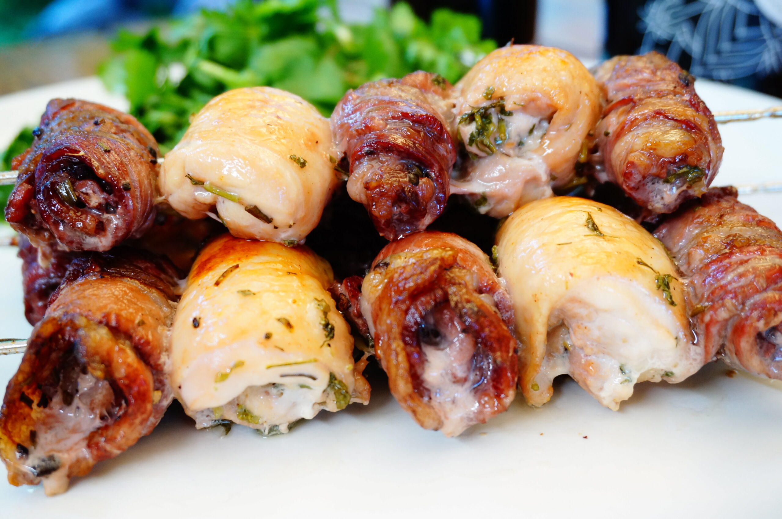 Шашлык из рулетиков бекона и куриных бедрышек — крупный план