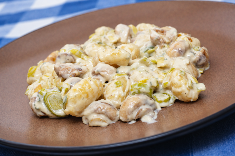 Картофельные ньокки в белом грибном соусе с сыром Горгонзола