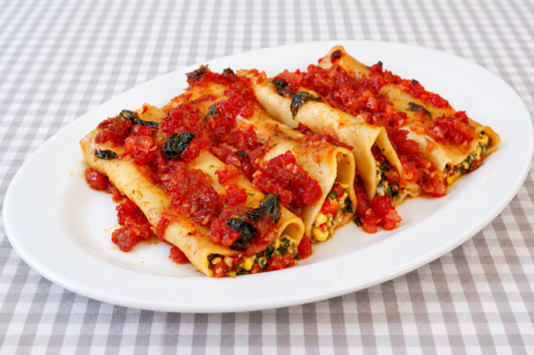 Каннеллони с начинкой из молодой кукурузы, сладкого перца, сыра Чеддер и зелени в томатном соусе