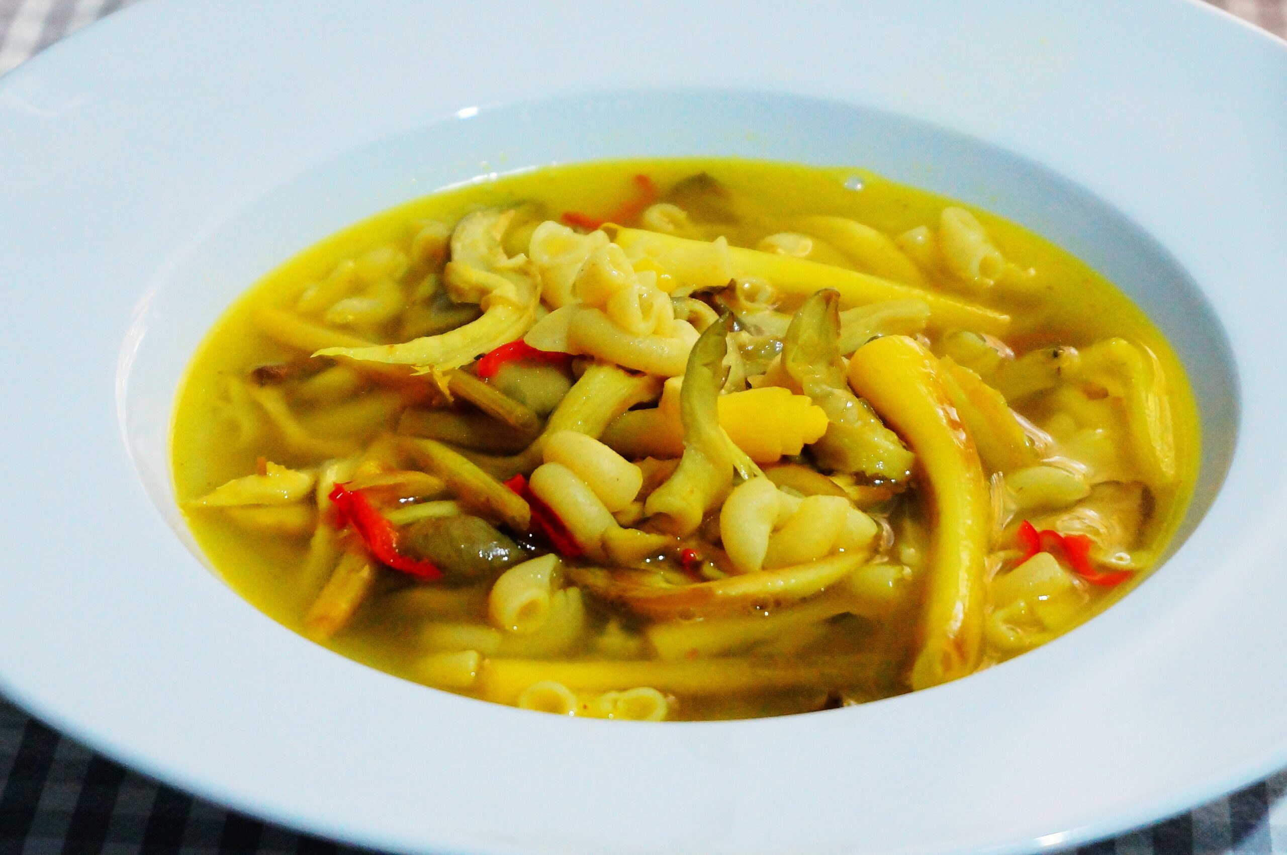 Золотистый грибной суп с кукурузной пастой чиффери, молодым чесноком и сливочным маслом
