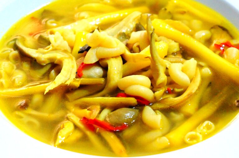 Золотистый грибной суп с кукурузной пастой чиффери, молодым чесноком и сливочным маслом