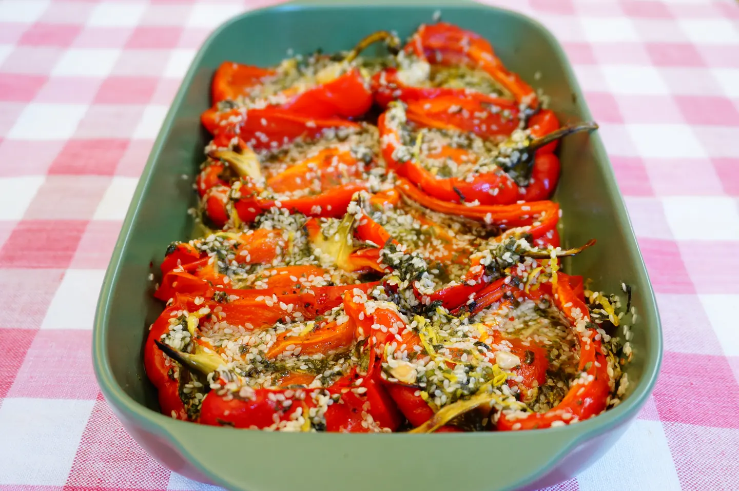 Маринованные болгарские перцы с мятой и кунжутом от Марты Стюарт — подача
