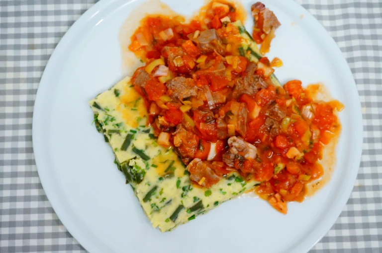 Полента с зеленой фасолью, птитимом и рагу с кусочками языка