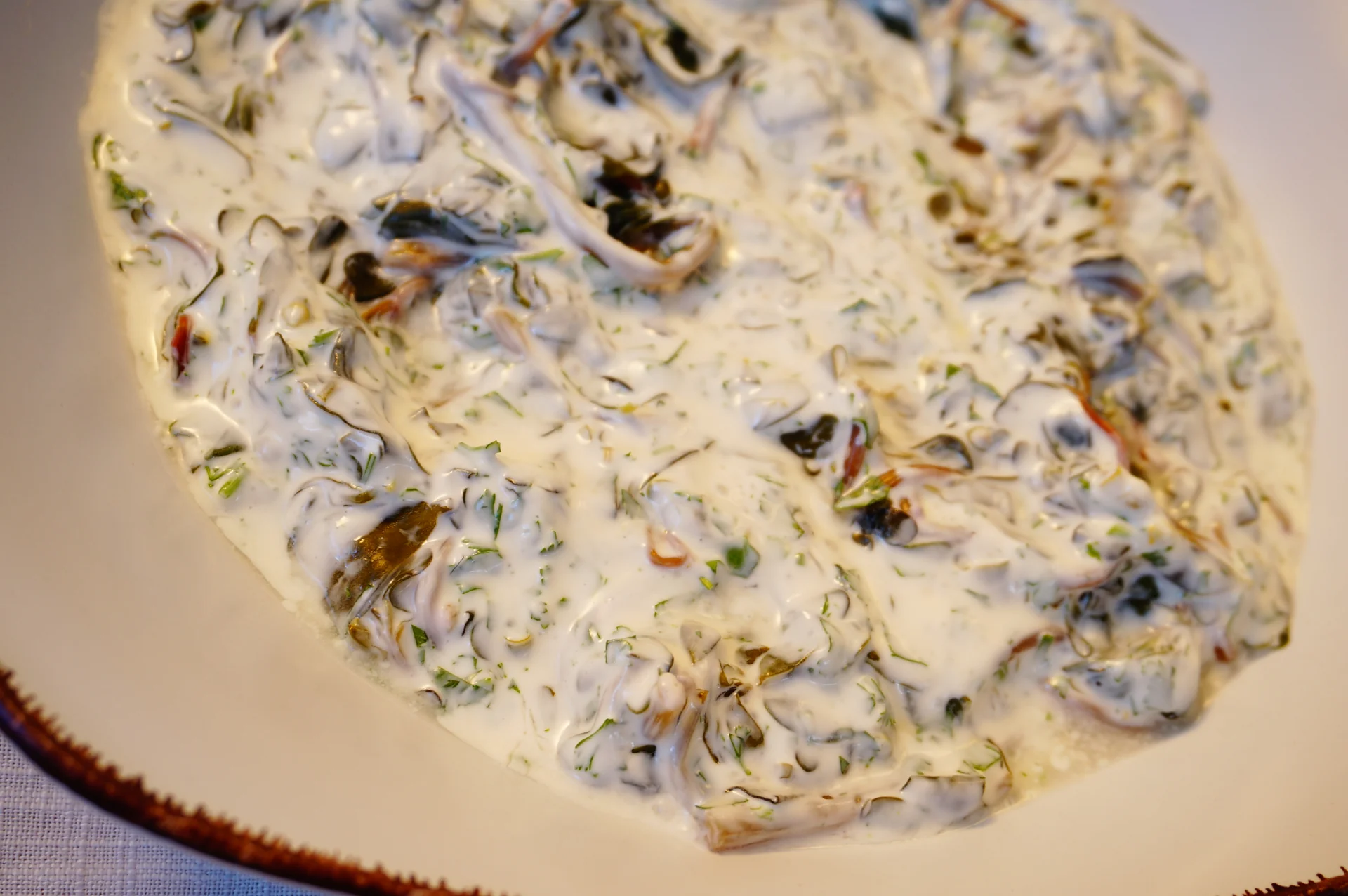 Портулак по-армянски с кислым молоком, чесноком и зеленью, или «дандуров мацунов» — подача