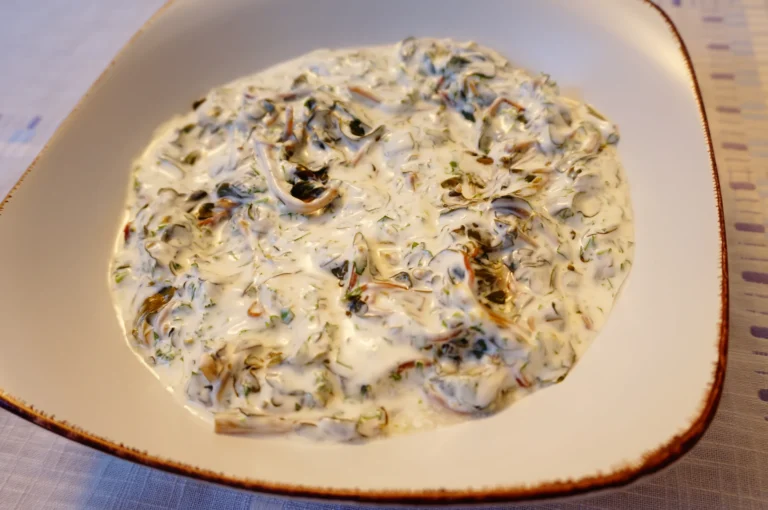 Портулак по-армянски с кислым молоком, чесноком и зеленью, или «дандуров мацунов»