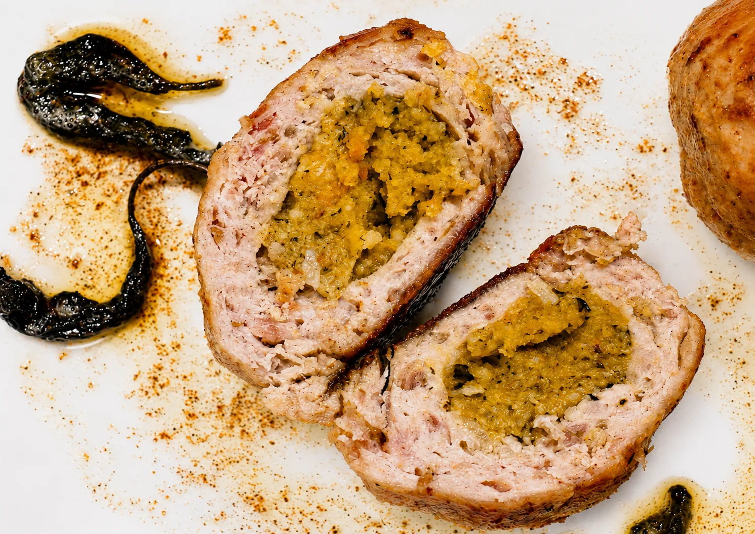 Тефтели из индюшатины в разрезе с начинкой из кускуса, кураги и миндаля