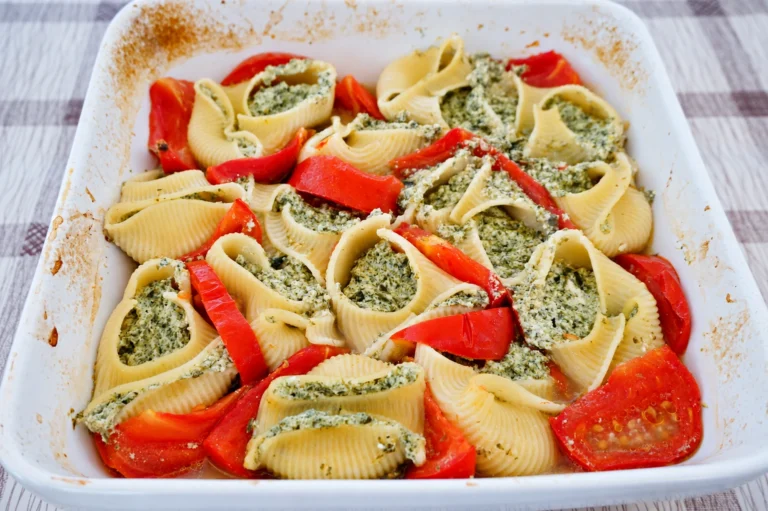 Лумакони с начинкой из зеленой фасоли и двух сыров в пряном бульоне