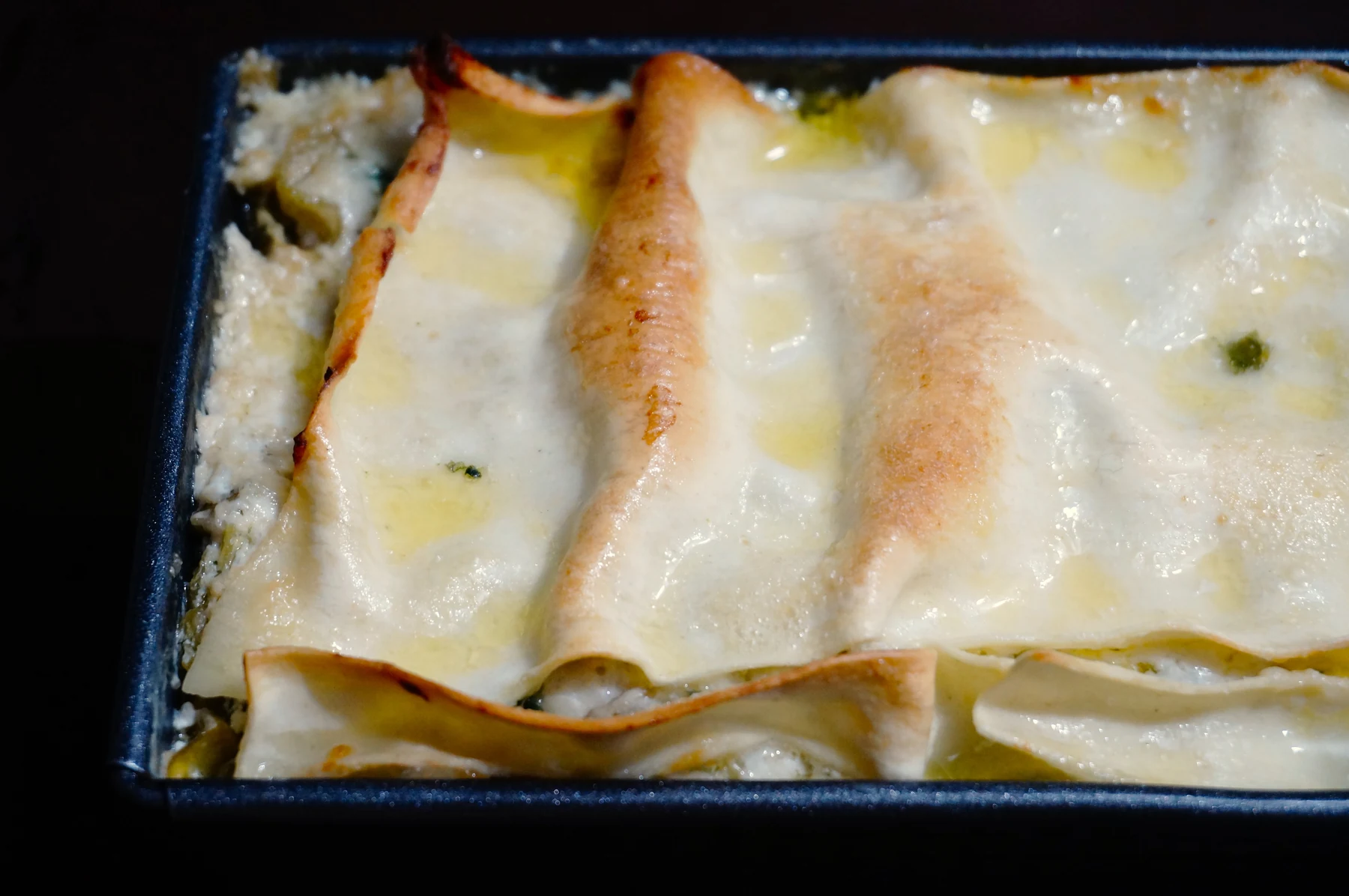 Лазанья с зеленой капустой, весенними травами, изюмом и козьим сыром