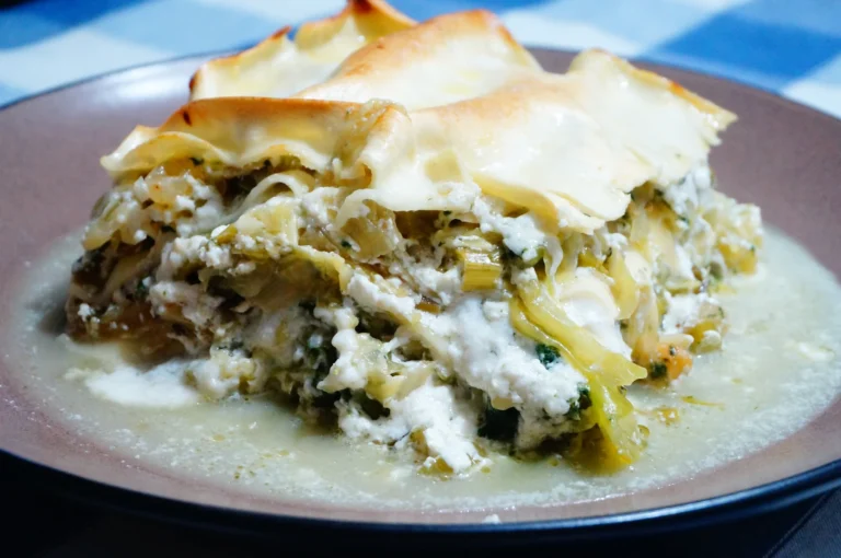 Лазанья с зеленой капустой, весенними травами, изюмом и козьим сыром