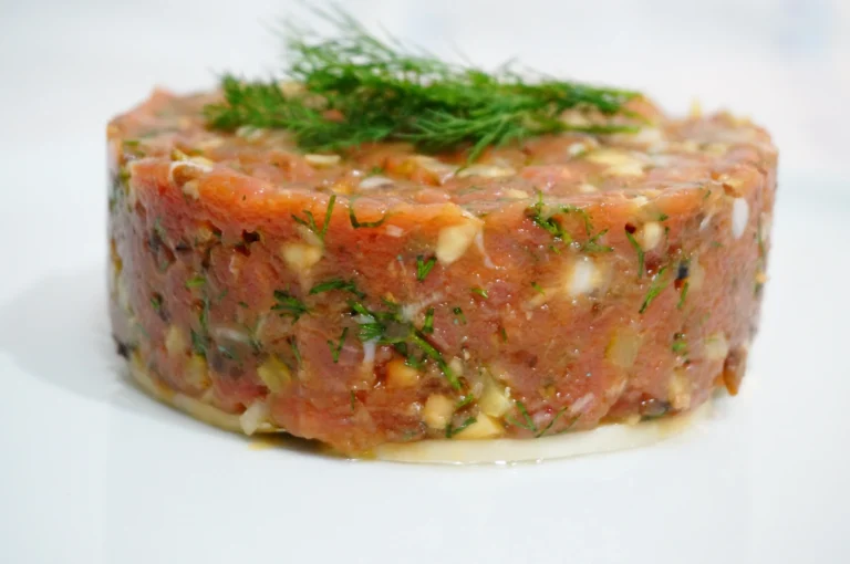 Тартар из телятины с шампиньонами, трюфельной пастой и укропом крупным планом